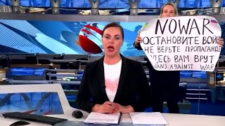 ロシア国営テレビの生放送に反戦訴える女性、数秒間映り込む